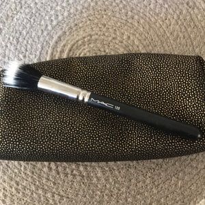 MAC 188 Synthetic duo fibre face brush